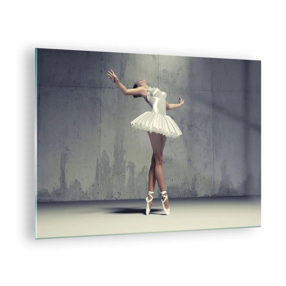 Üveg kép - Egy fehér ruhás balerina egy nyers falnak támaszkodva - 70x50cm - Könnyű, mint a madár - Modern fali dekoráció nappalihoz és hálószobához ARTTOR