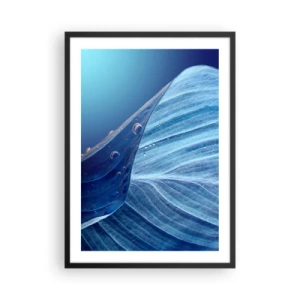 Poszter fehér keretben - Egy levél, rajta kék árnyalatú vízcseppekkel - 50x70cm - A kék rejtett cseppjei - Modern fali dekoráció nappalihoz és hálószobához ARTTOR