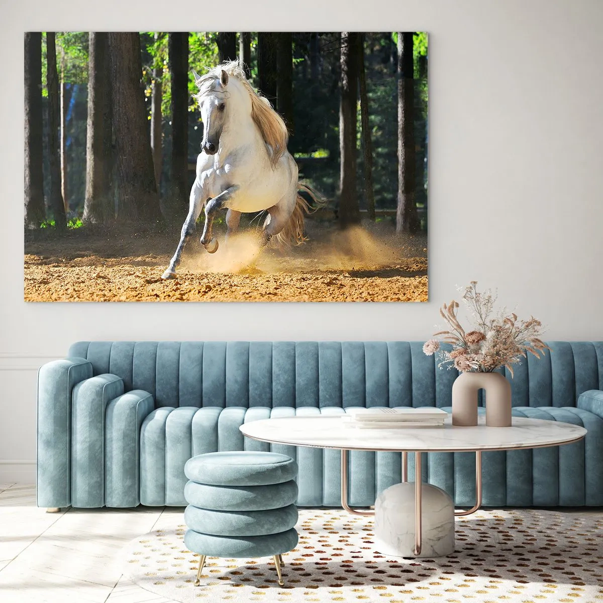Üveg kép - Egy fehér ló vágtat a homokos talajon az erdőben - 70x50cm - Mint egy fantasy regényből - Modern fali dekoráció nappalihoz és hálószobához ARTTOR