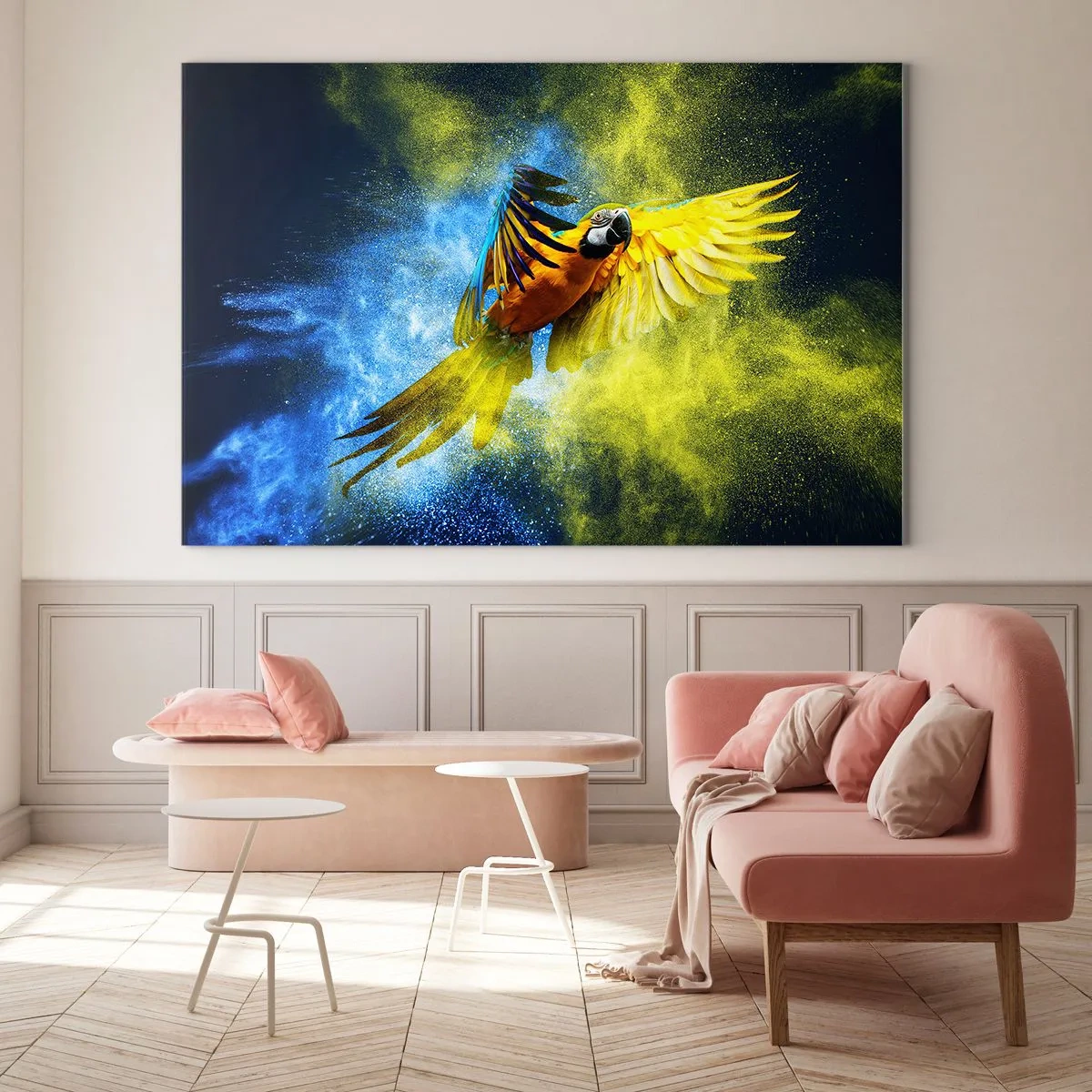 Üveg kép - Egy színes papagáj repülés közben sárga és kék háttér előtt - 70x50cm - A kék és arany porban - Modern fali dekoráció nappalihoz és hálószobához ARTTOR