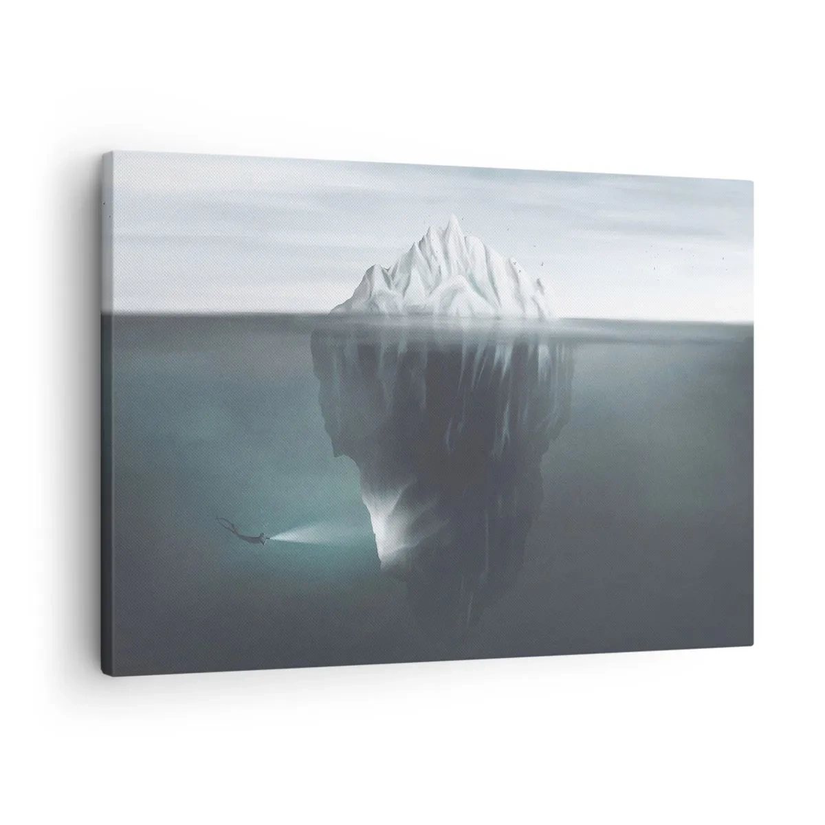 Vászonkép - Egy jéghegy a vízben, egy búvárral és egy reflektorral a felszín alatt. - 70x50cm - Víz alatti rejtély - Modern fali dekoráció nappalihoz és hálószobához ARTTOR
