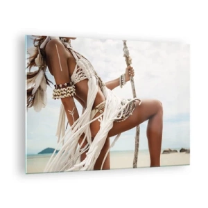 Üveg kép - Egy etnikai ruhás nő kagylókkal és egy bottal a strandon. - 70x50cm - A nap papnője - Modern fali dekoráció nappalihoz és hálószobához ARTTOR