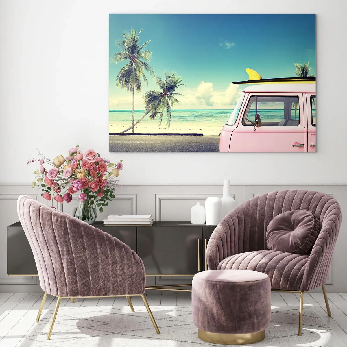 Üveg kép - Egy pálmafás strand és egy rózsaszín retró furgon a tengerparton - 70x50cm - Ideje elkezdeni a nyaralást - Modern fali dekoráció nappalihoz és hálószobához ARTTOR