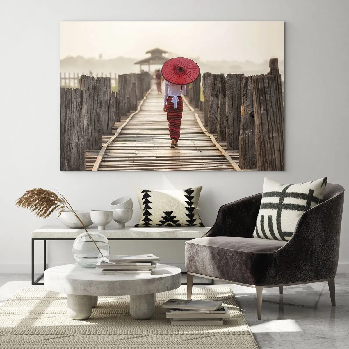 Üveg kép - Egy nő piros esernyővel egy fahídon - 70x50cm - A régi hídon - Modern fali dekoráció nappalihoz és hálószobához ARTTOR