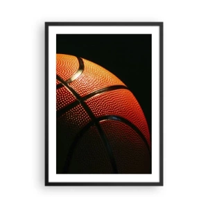 Poszter fehér keretben - Kosárlabdajáték közeli felvétele reflektorfényben - 50x70cm - Gyönyörű, mint egy bolygó - Modern fali dekoráció nappalihoz és hálószobához ARTTOR