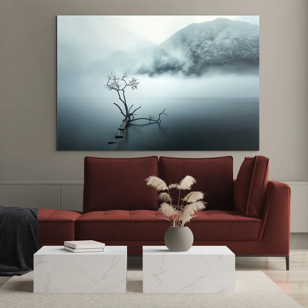 Üveg kép - Egy magányos fa a víz felett ködbe burkolózó hegyek hátterében - 70x50cm - Vízből és ködből - Modern fali dekoráció nappalihoz és hálószobához ARTTOR