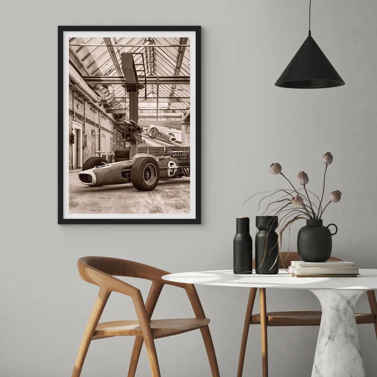 Poszter fehér keretben - Ikonikus versenyautó ipari belső térben - 50x70cm - A győztes pihenője - Modern fali dekoráció nappalihoz és hálószobához ARTTOR