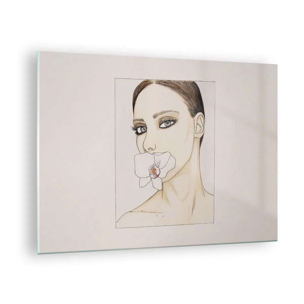 Üveg kép - Portré egy nőről, akinek orchidea van a szájában világos háttér előtt - 70x50cm - Az elegancia és a szépség szimbóluma - Modern fali dekoráció nappalihoz és hálószobához ARTTOR