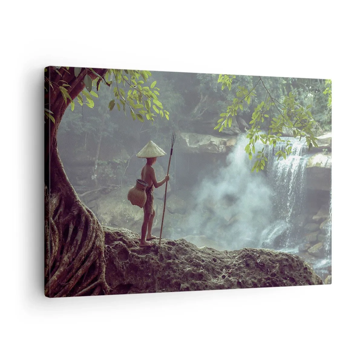 Vászonkép - Egy alak lándzsával egy vízesésnél egy trópusi erdőben - 70x50cm - Barátságban a természettel - Modern fali dekoráció nappalihoz és hálószobához ARTTOR