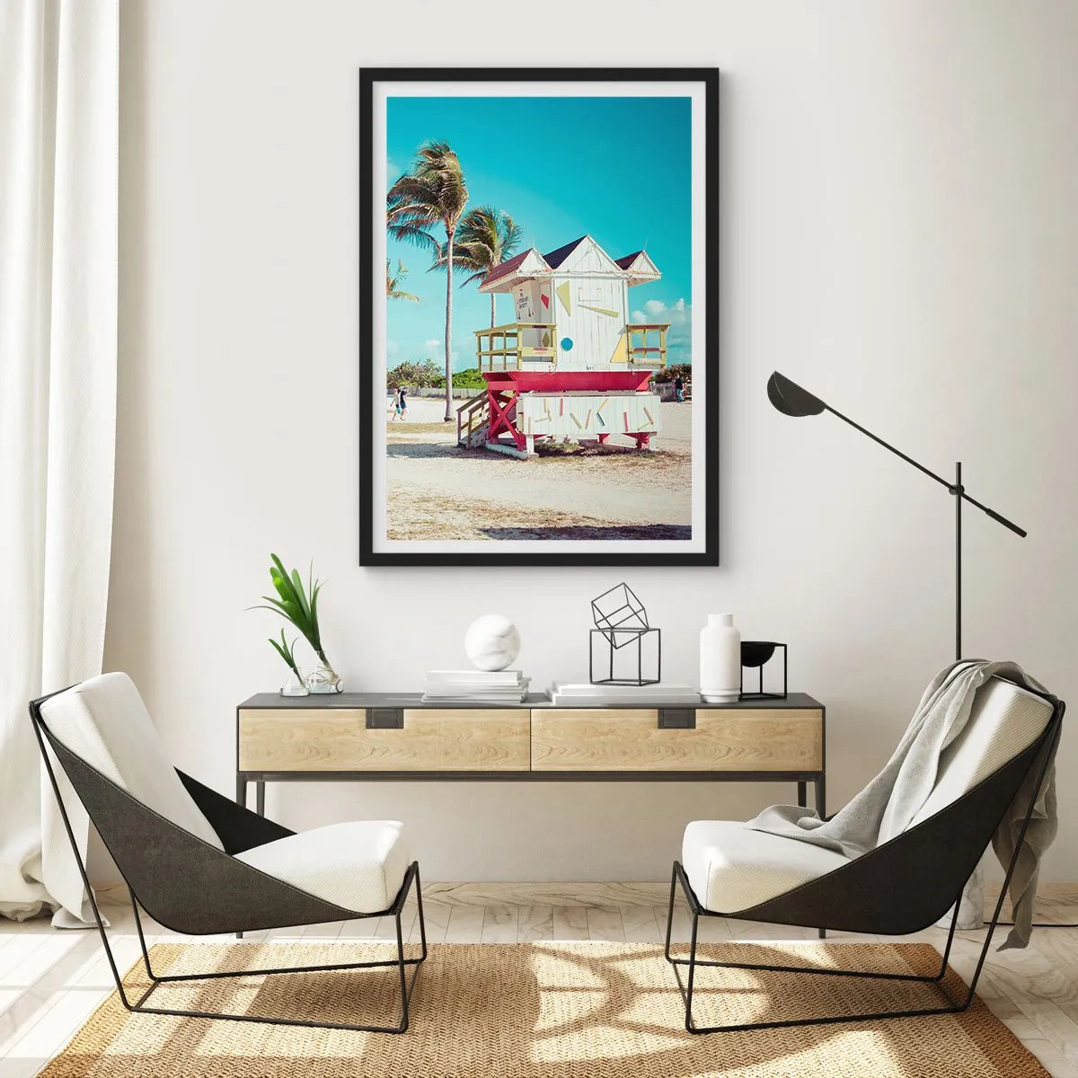 Poszter fehér keretben - Egy színes vízimentő áll a pálmafákkal és kék éggel borított strandon - 50x70cm - Gyönyörű nap vár rád - Modern fali dekoráció nappalihoz és hálószobához ARTTOR