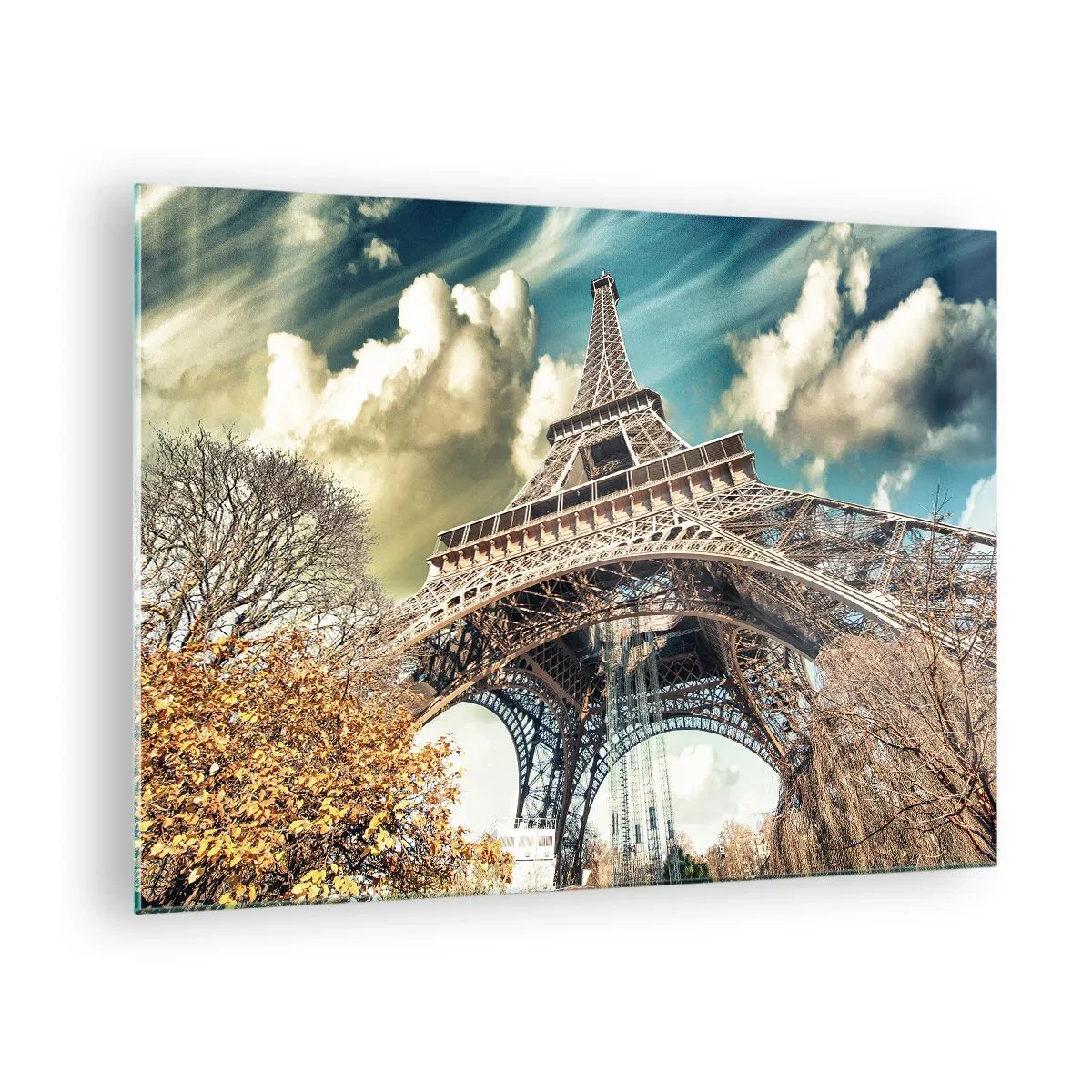 Üveg kép - Az Eiffel-torony őszi tájban, dinamikus égbolt előtt - 70x50cm - Ősszel pedig Párizsban... - Modern fali dekoráció nappalihoz és hálószobához ARTTOR