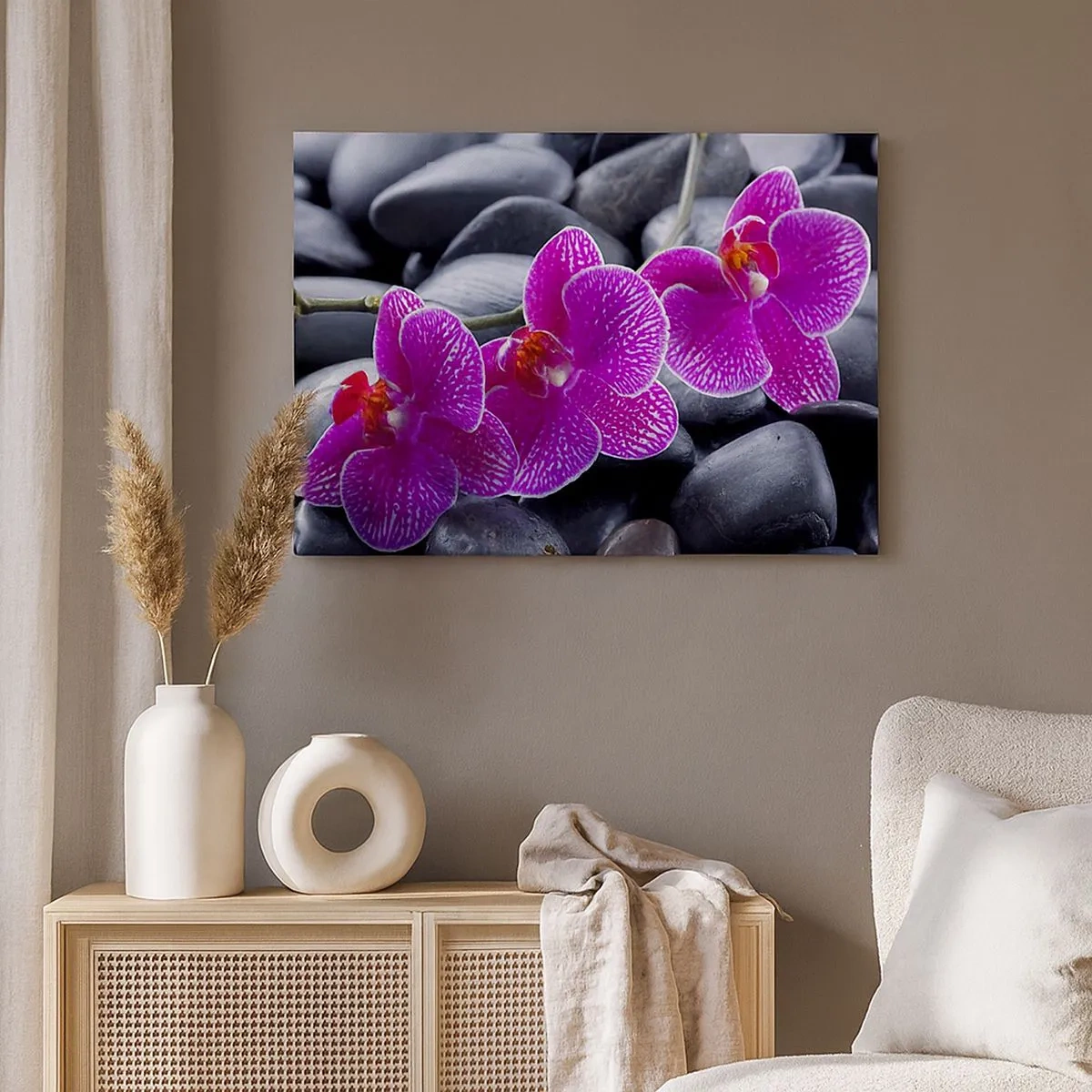 Vászonkép - Lila orchideák fekete kövek hátterében - 70x50cm - A kövek kivilágosodtak az örömtől - Modern fali dekoráció nappalihoz és hálószobához ARTTOR