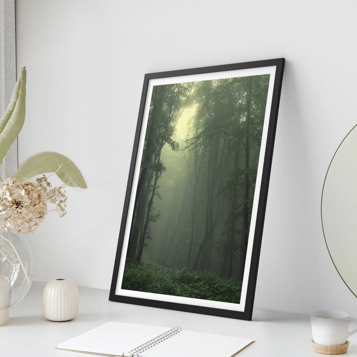 Poszter fehér keretben - Ködös fák egy zöld erdőben - 50x70cm - Mielőtt felébred - Modern fali dekoráció nappalihoz és hálószobához ARTTOR