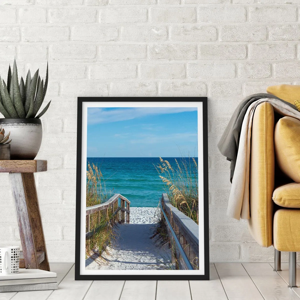 Poszter fehér keretben - Bejárat a strandra tengerre néző kilátással - 50x70cm - Napsütésben, szélben - Modern fali dekoráció nappalihoz és hálószobához ARTTOR