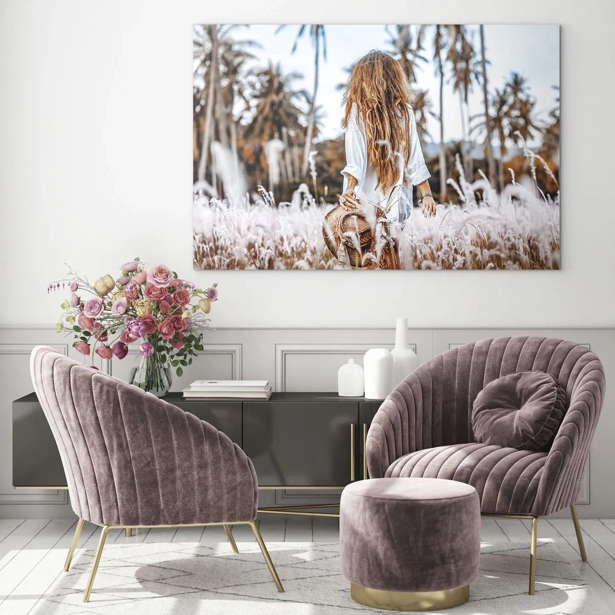 Üveg kép - Egy nő a fűben, kalapban a kezében, pálmafák hátterében. - 70x50cm - Fűbolyhból született - Modern fali dekoráció nappalihoz és hálószobához ARTTOR