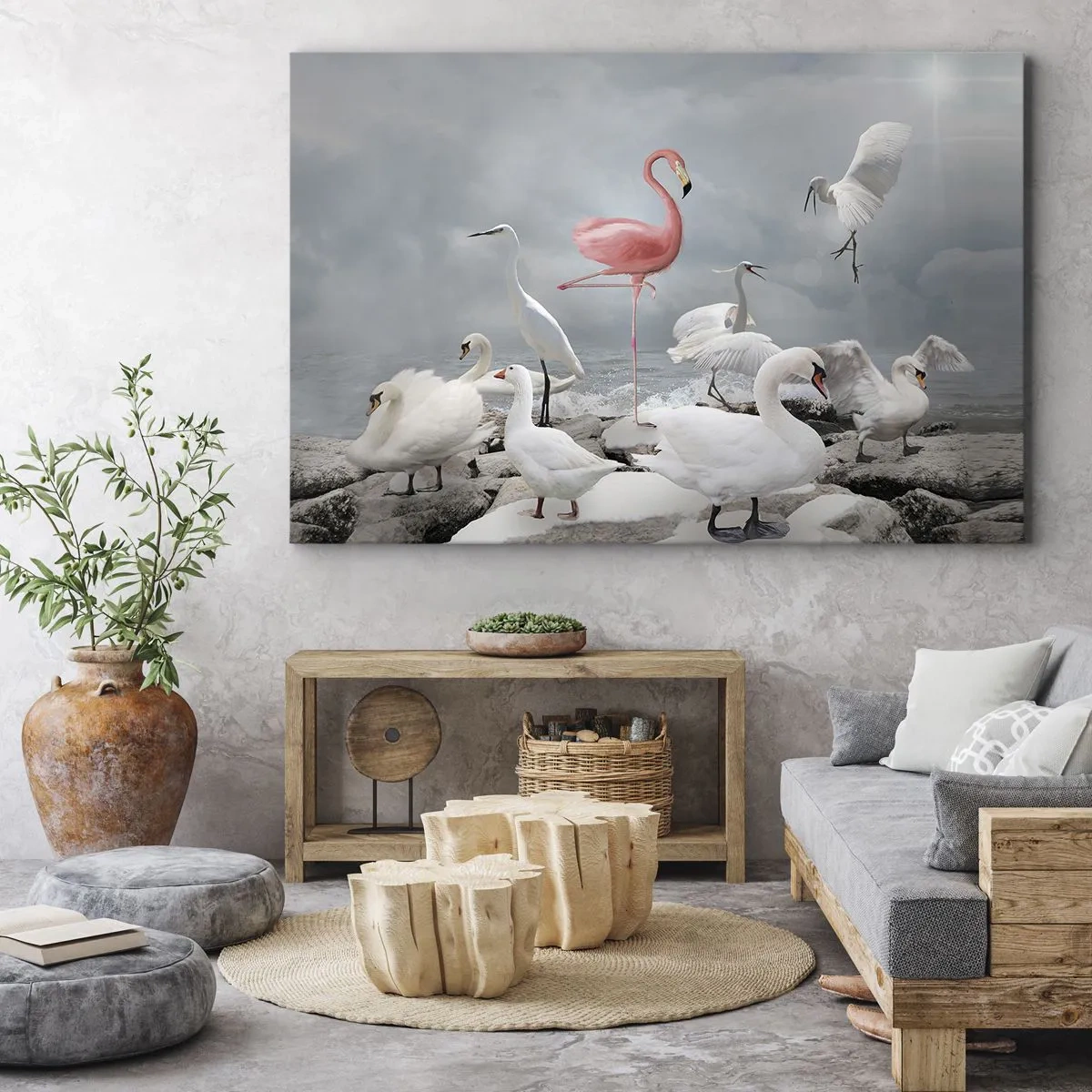 Vászonkép - Egy rózsaszín flamingó fehér hattyúk között egy tó hátterében. - 70x50cm - Hogy kerültem ide? - Modern fali dekoráció nappalihoz és hálószobához ARTTOR