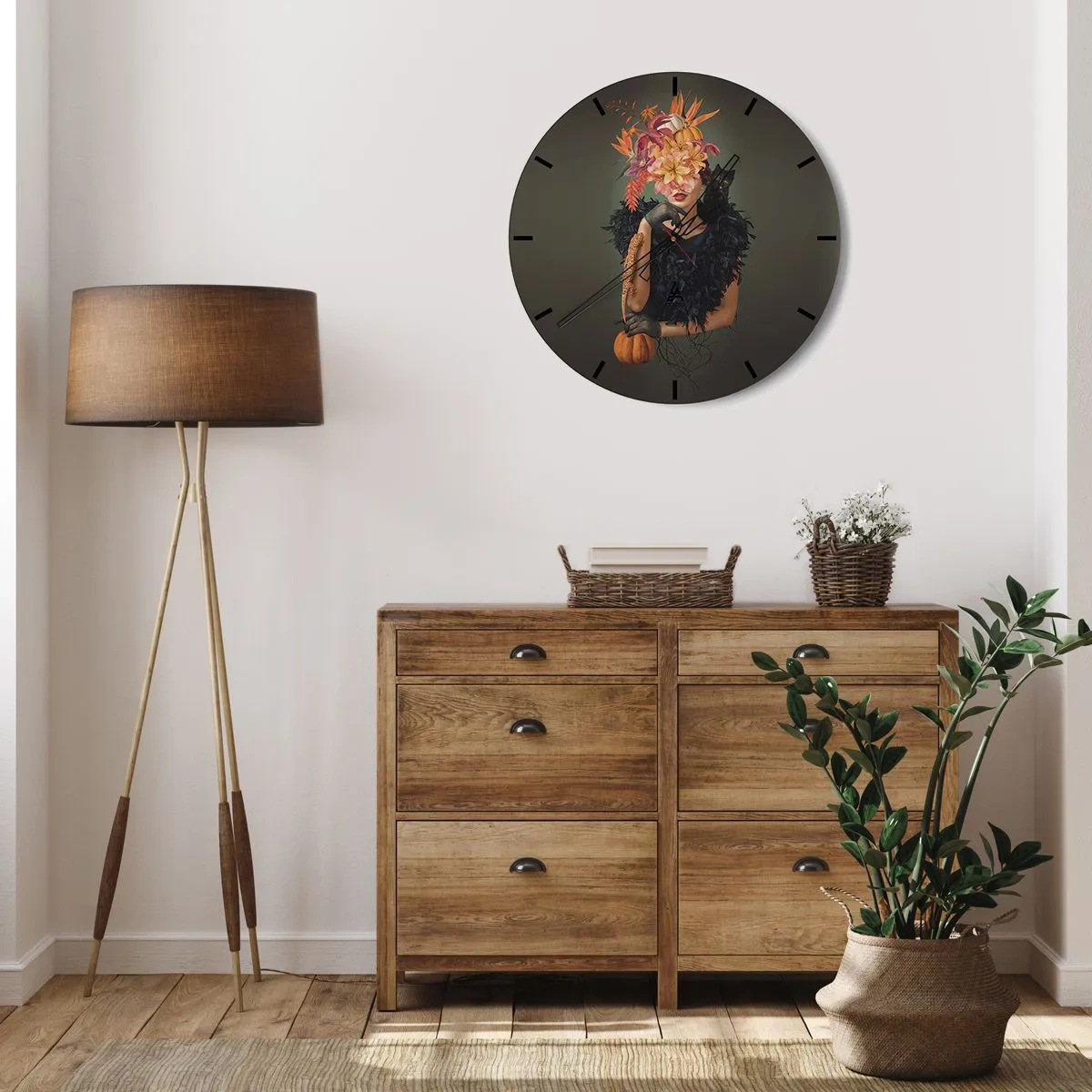 Falióra, Óra - Egy nő virágkötészettel és tökkel sötét háttér előtt - 30x30cm - Egy boszorkány mágiája - Modern fali dekoráció nappalihoz, konyhához és hálószobához ARTTOR