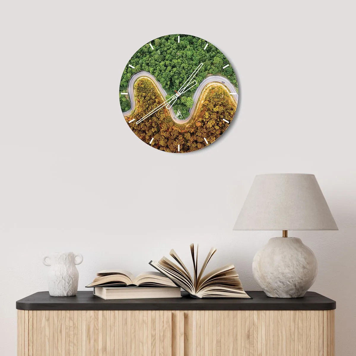 Falióra, Óra - Egy kanyargós aszfaltút vág át az erdőn felülről nézve - 30x30cm - Határok és áttörések - Modern fali dekoráció nappalihoz, konyhához és hálószobához ARTTOR