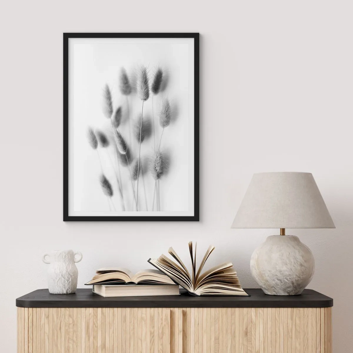 Poszter fehér keretben - Fekete-fehér bolyhos fűfülek - 50x70cm - A bolyhos fű - Modern fali dekoráció nappalihoz és hálószobához ARTTOR