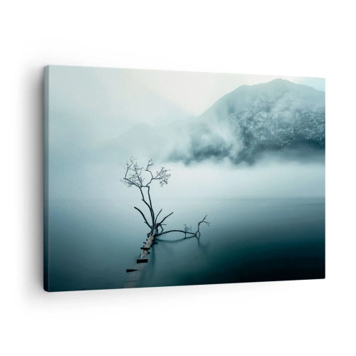 Vászonkép - Egy magányos fa a vízben, köd és hegyek veszik körül - 70x50cm - Vízből és ködből - Modern fali dekoráció nappalihoz és hálószobához ARTTOR