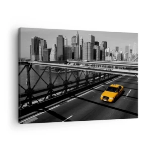 Vászonkép - Sárga taxi egy hídon, kilátással New York látképére - 70x50cm - Nagy város színei - Modern fali dekoráció nappalihoz és hálószobához ARTTOR