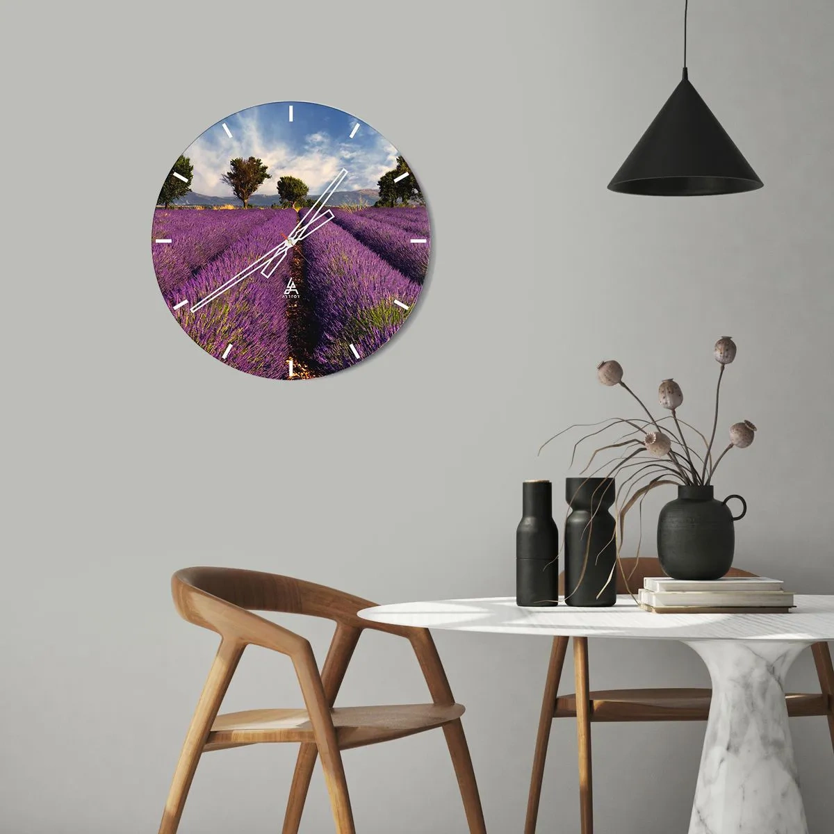 Falióra, Óra - Levendulaföld, kilátással a hegyekre - 30x30cm - Levendula mezők - Modern fali dekoráció nappalihoz, konyhához és hálószobához ARTTOR