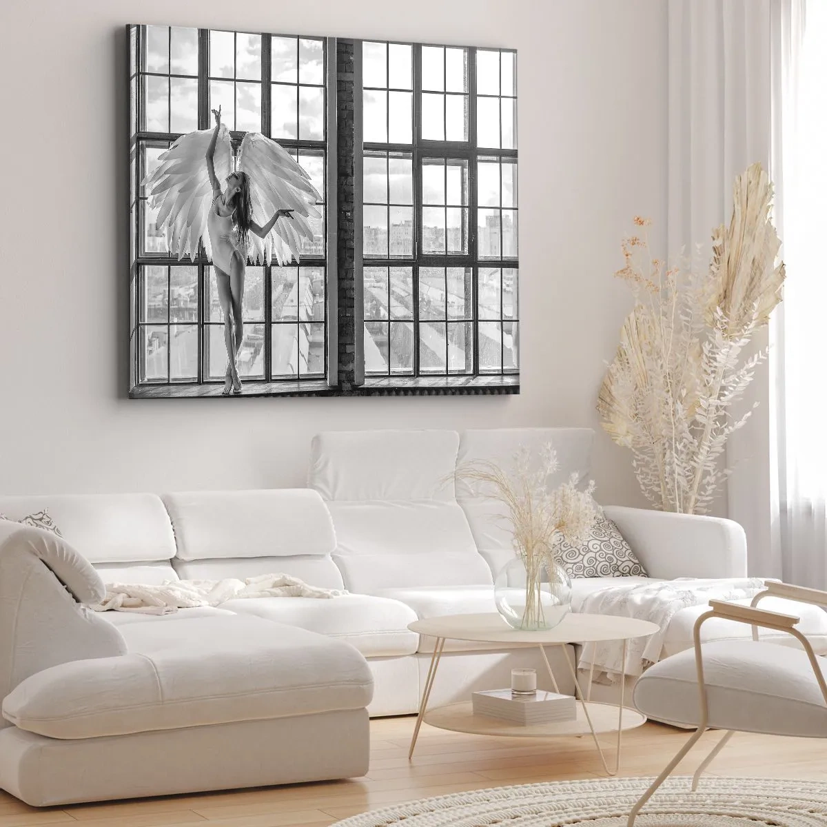 Vászonkép - Egy nő angyalszárnyakkal a tetőtéri ablak hátterében - 70x50cm - Angyalok városa? - Modern fali dekoráció nappalihoz és hálószobához ARTTOR