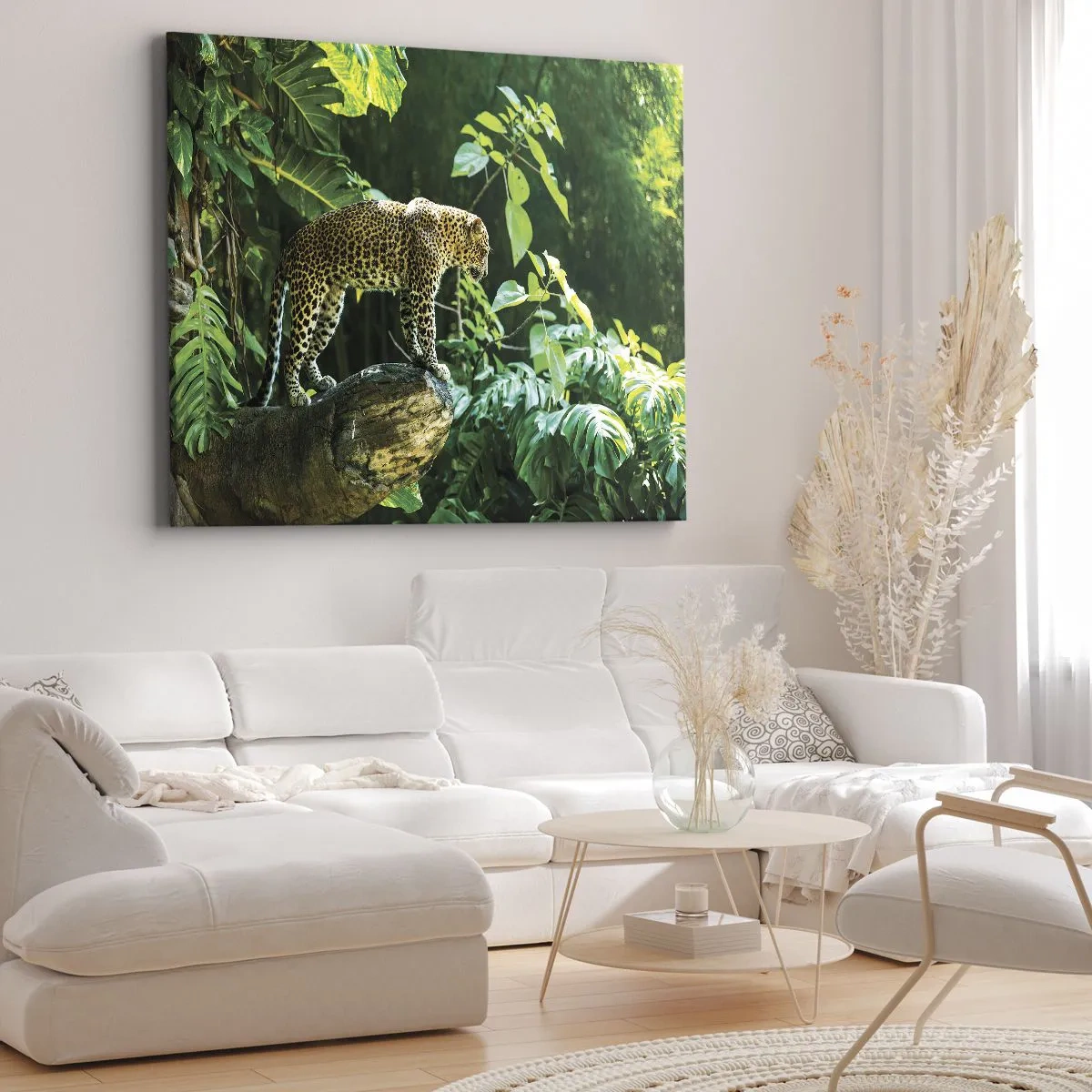 Vászonkép - Egy leopárd áll egy sziklán, trópusi növényzettel körülvéve - 70x50cm - A vadászatra? - Modern fali dekoráció nappalihoz és hálószobához ARTTOR