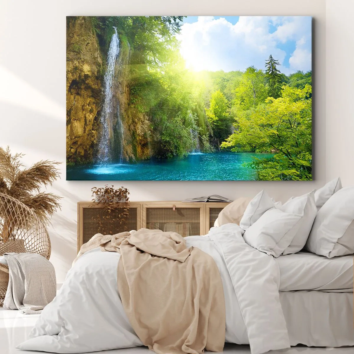 Vászonkép - Egy vízesés, amely egy türkizkék tóba ömlik, zöld növényzettel körülvéve - 70x50cm - Ez kell legyen a Paradicsom - Modern fali dekoráció nappalihoz és hálószobához ARTTOR