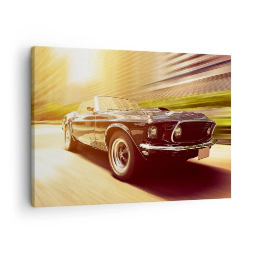 Vászonkép - Egy klasszikus autó mozgásban városi háttér előtt - 70x50cm - 1967 – a legenda visszatér - Modern fali dekoráció nappalihoz és hálószobához ARTTOR