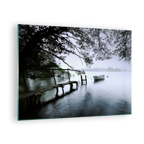 Üveg kép - Egy fából készült móló egy ködös tó felett, egy csónakkal a háttérben - 70x50cm - Már pihensz - Modern fali dekoráció nappalihoz és hálószobához ARTTOR