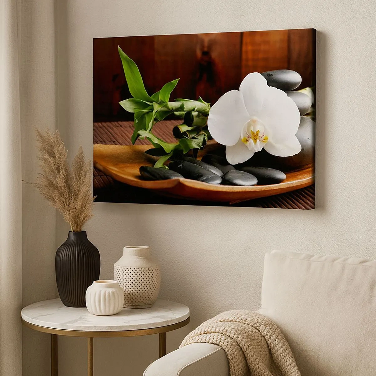Vászonkép - Fehér orchidea bambusszal, zen stílusú kő háttér előtt - 70x50cm - Engedd át magad a természet érintésének - Modern fali dekoráció nappalihoz és hálószobához ARTTOR