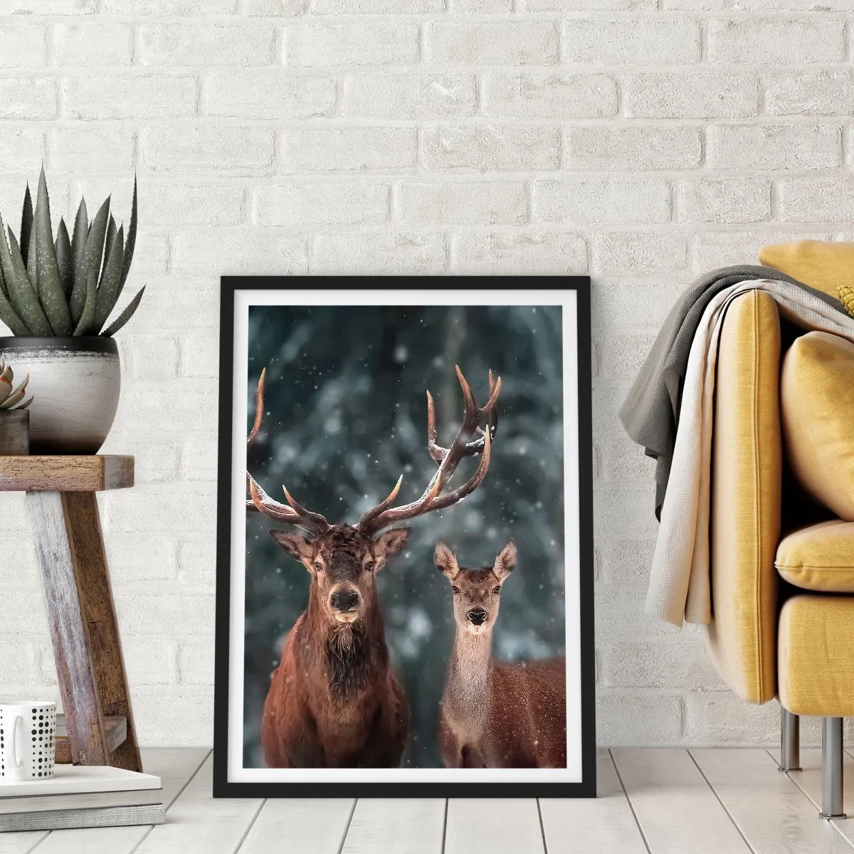 Poszter fehér keretben - Egy pár szarvas a téli erdő hátterében - 50x70cm - Az erdő ura a feleségével - Modern fali dekoráció nappalihoz és hálószobához ARTTOR