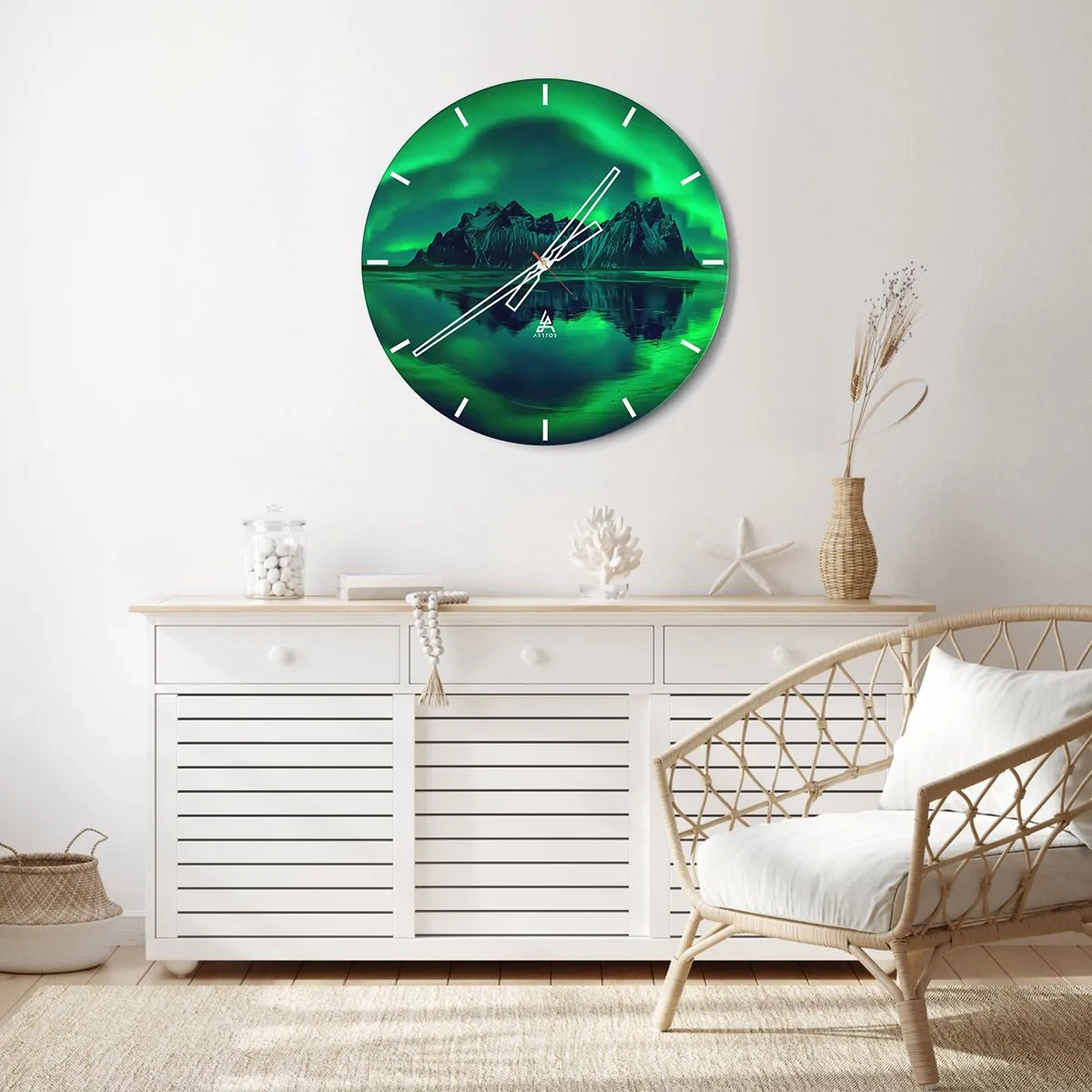 Falióra, Óra - Aurora Borealis hegyvidéki táj felett és tükröződése a vízben - 30x30cm - A sarki fény karjaiban - Modern fali dekoráció nappalihoz, konyhához és hálószobához ARTTOR