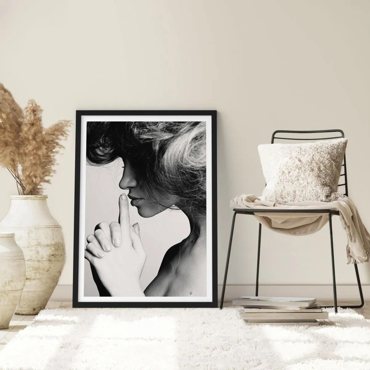 Poszter fehér keretben - Portré egy nőről, aki hallgatást fejez ki - 50x70cm - Magára hallgatva - Modern fali dekoráció nappalihoz és hálószobához ARTTOR