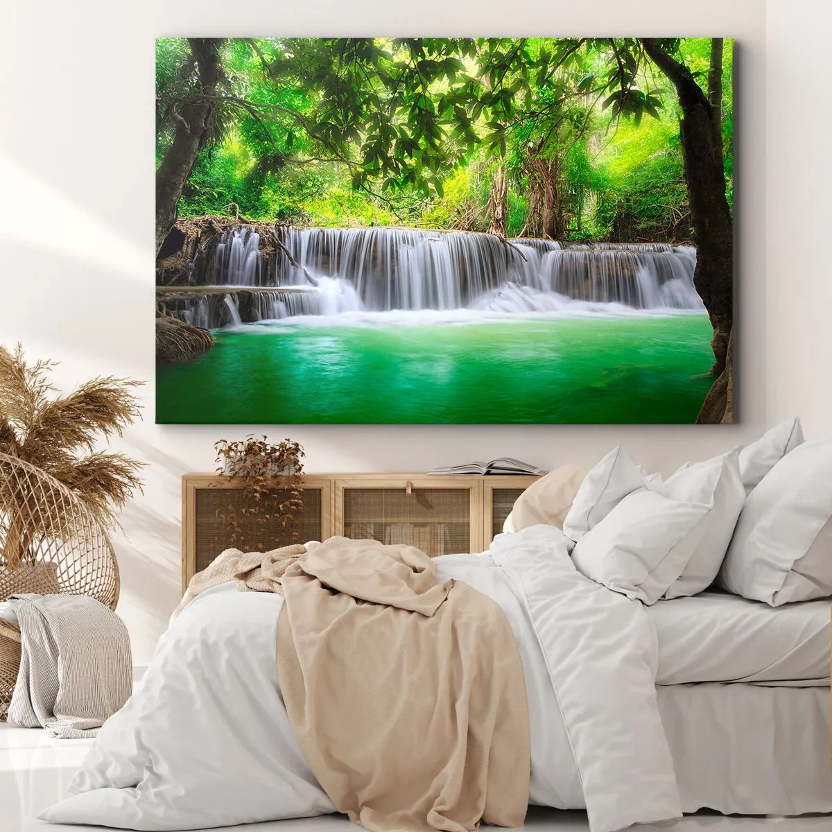 Vászonkép - Egy zöld vízesés, sűrű trópusi növényzettel körülvéve - 70x50cm - Zuhatag zöldben - Modern fali dekoráció nappalihoz és hálószobához ARTTOR