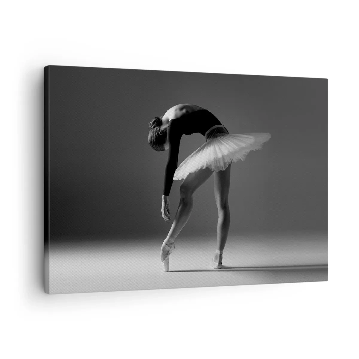 Vászonkép - Egy balerina elegáns pózban fekete-fehér háttér előtt - 70x50cm - Bella balerina - Modern fali dekoráció nappalihoz és hálószobához ARTTOR