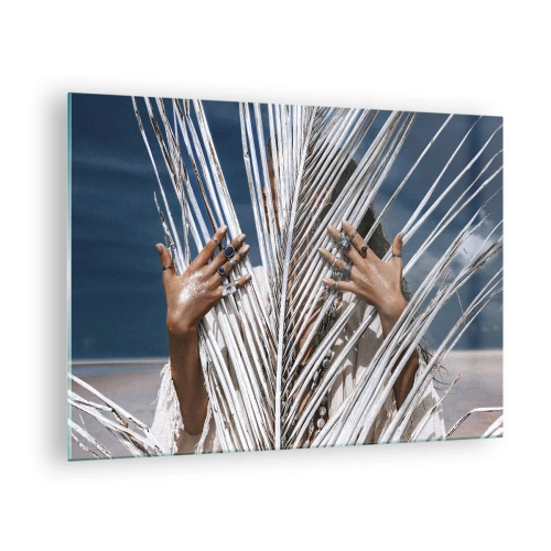 Üveg kép - Egy nő keze, gyűrűkkel díszítve, egy száraz pálmafa mögött - 70x50cm - Sámán asszonya? - Modern fali dekoráció nappalihoz és hálószobához ARTTOR