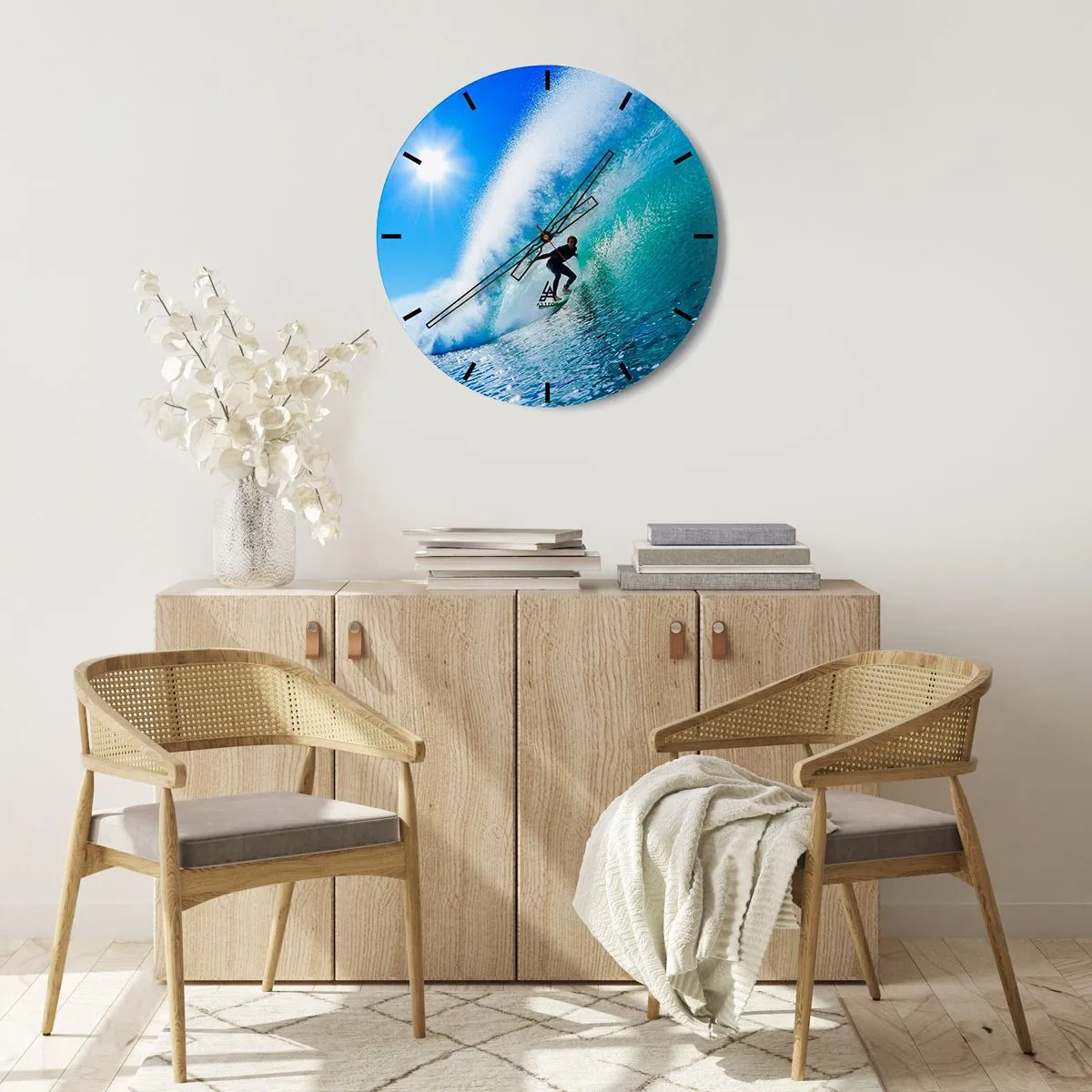 Falióra, Óra - Szörfös egy hullámon egy napsütéses napon - 30x30cm - A nagy kéken keresztül - Modern fali dekoráció nappalihoz, konyhához és hálószobához ARTTOR