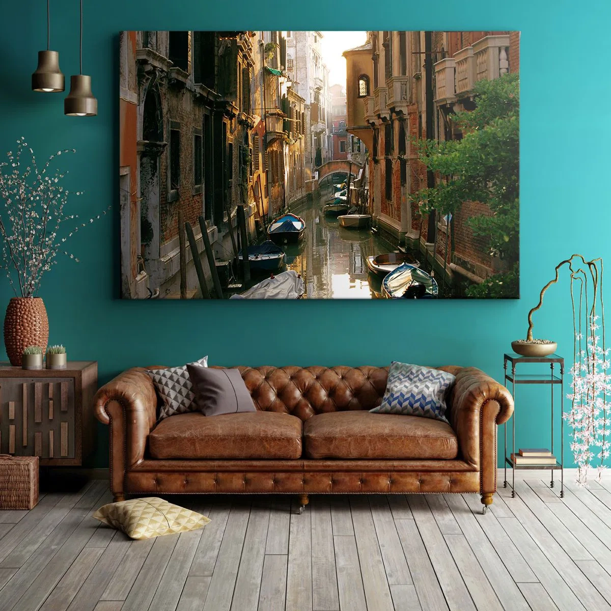 Vászonkép - Egy festői csatorna Velencében hajókkal és egy híddal - 70x50cm - Egy velencei sikátorban - Modern fali dekoráció nappalihoz és hálószobához ARTTOR