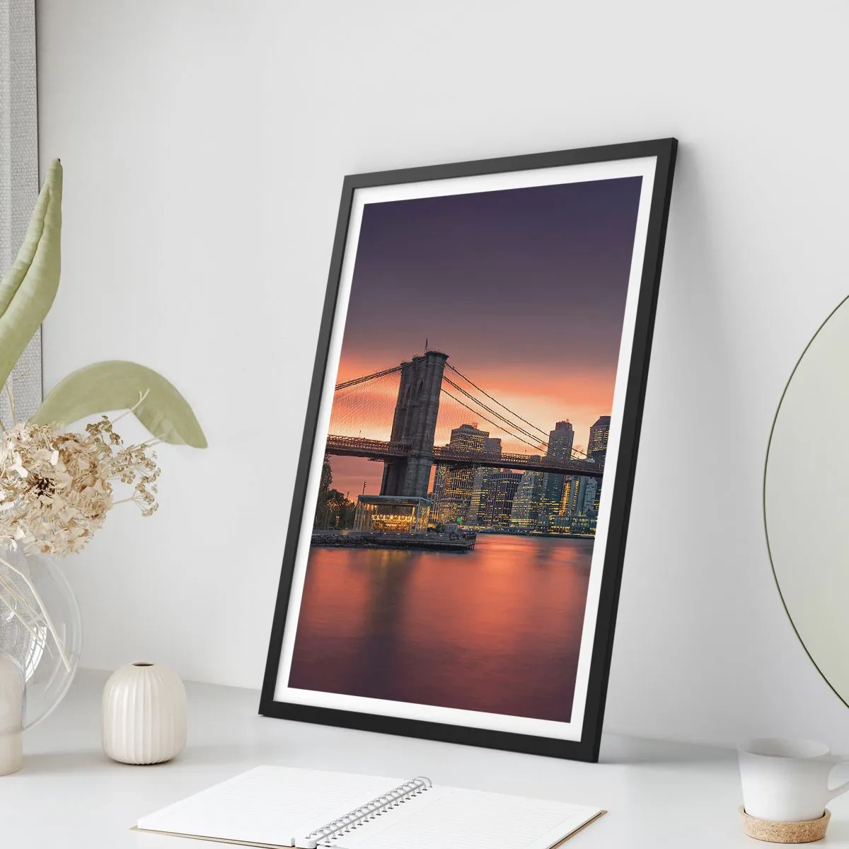 Poszter fehér keretben - Brooklyn híd éjszaka, a háttérben a kivilágított várossal - 50x70cm - Lila csendbe merülve - Modern fali dekoráció nappalihoz és hálószobához ARTTOR