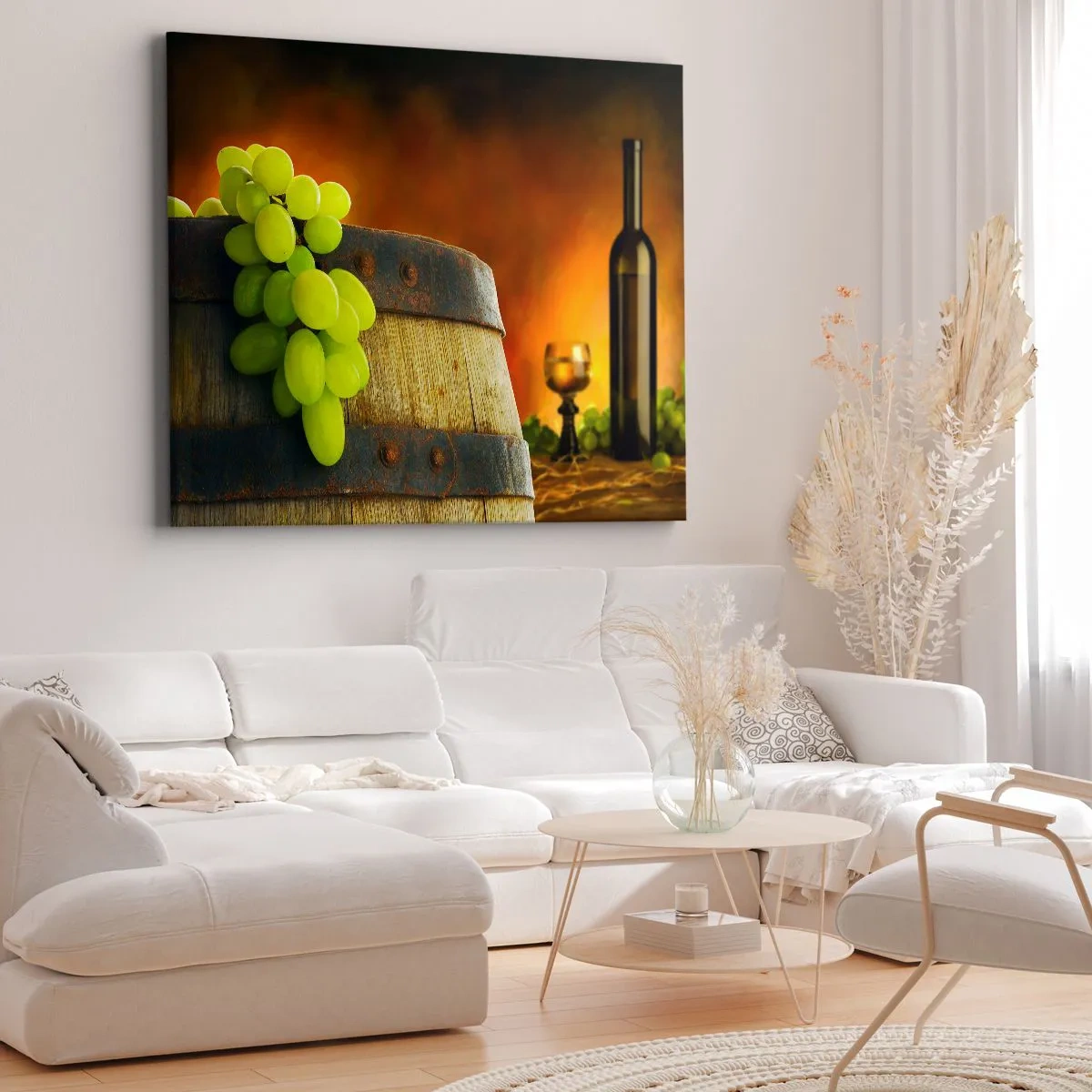 Vászonkép - Szőlő egy boroshordón, meleg színvilággal a háttérben - 70x50cm - Csendélet egy üveg borral és egy szőlő fürttel - Modern fali dekoráció nappalihoz és hálószobához ARTTOR