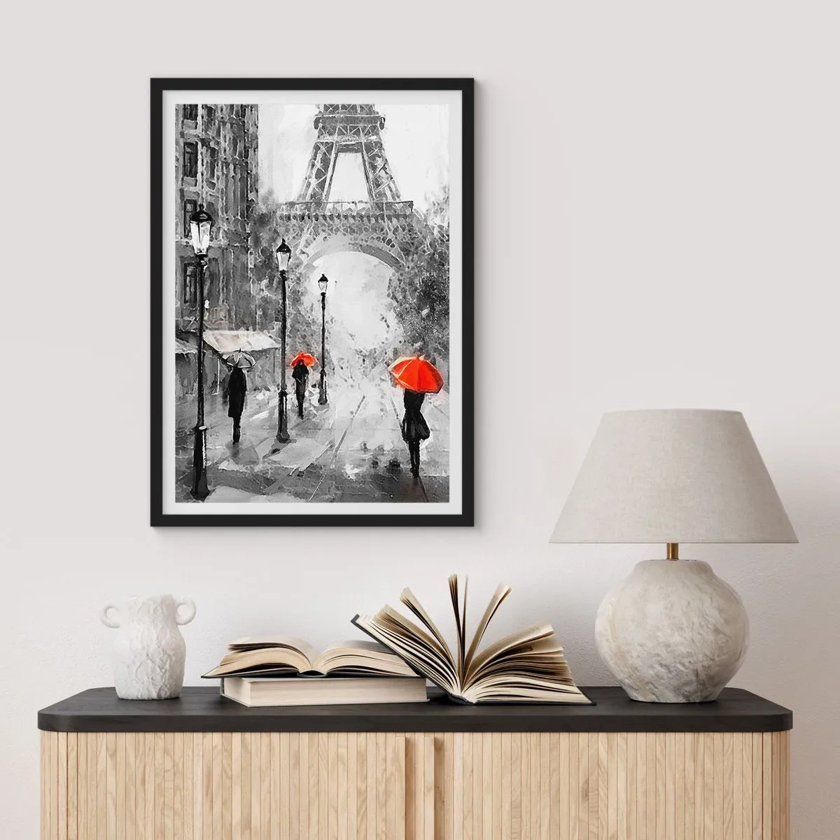 Poszter fehér keretben - Fekete-fehér Eiffel-torony piros esernyőkkel az esőben - 50x70cm - Minden út hozzá vezet - Modern fali dekoráció nappalihoz és hálószobához ARTTOR