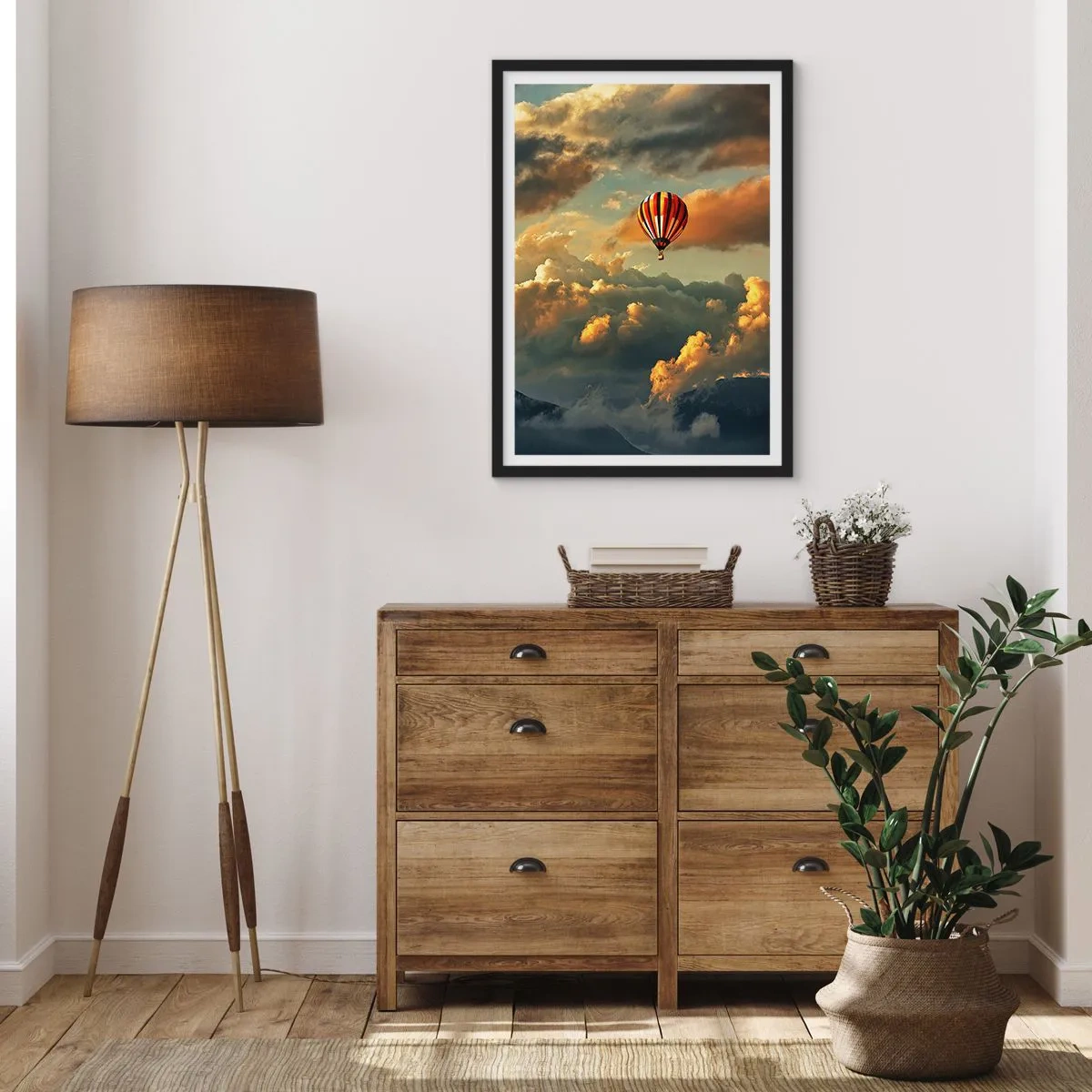 Poszter fehér keretben - Egy léggömb a felhők között naplementekor - 50x70cm - Azért repülök, mert akarok - Modern fali dekoráció nappalihoz és hálószobához ARTTOR