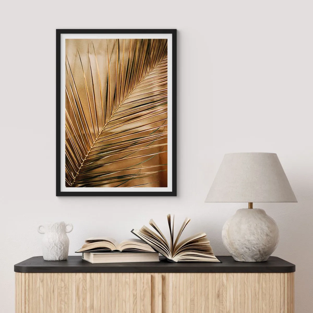 Poszter fehér keretben - Arany pálmalevél elegáns háttérrel - 50x70cm - Természetes oszlopsor - Modern fali dekoráció nappalihoz és hálószobához ARTTOR