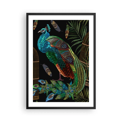 Poszter fehér keretben - Egy színes páva arany kalitkák és zöld levelek hátterében. - 50x70cm - Királyi köntösben - Modern fali dekoráció nappalihoz és hálószobához ARTTOR