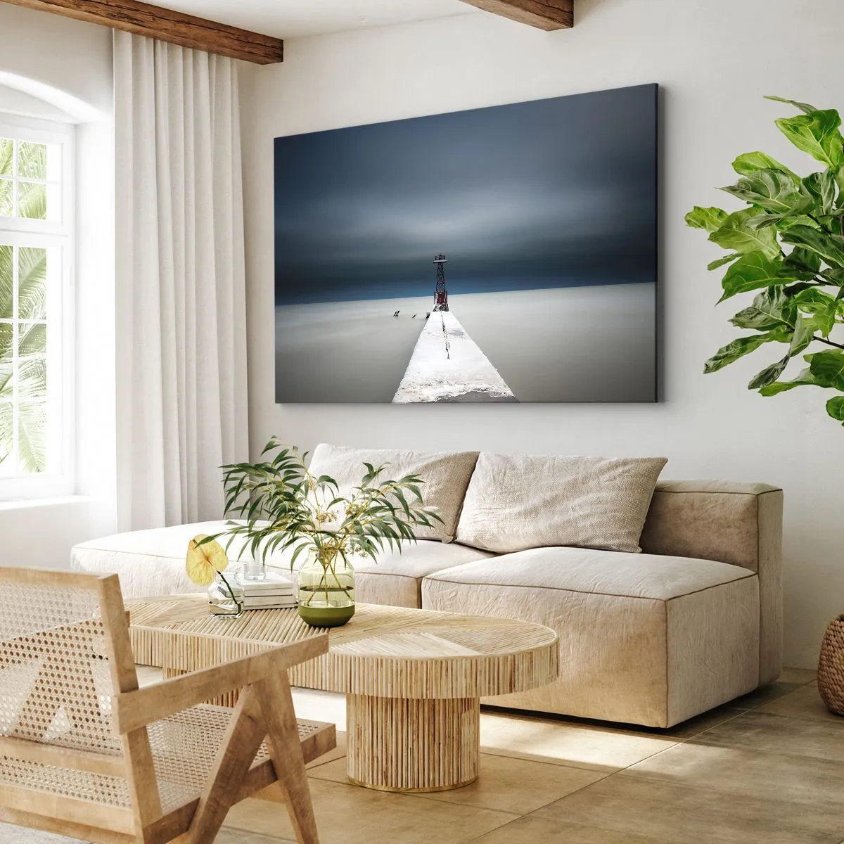 Vászonkép - Egy világítótorony egy beton móló végén egy kopár tájban - 70x50cm - A végtelenség irányába - Modern fali dekoráció nappalihoz és hálószobához ARTTOR