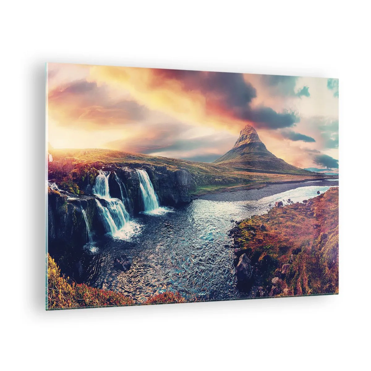 Üveg kép - Vízesés és hegy naplementekor izlandi tájban - 70x50cm - A természet fenségében - Modern fali dekoráció nappalihoz és hálószobához ARTTOR