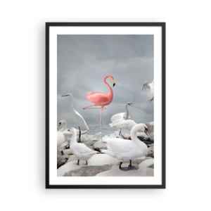 Poszter fehér keretben - Egy rózsaszín flamingó, fehér madarakkal körülvéve az égen - 50x70cm - Hogy kerültem ide? - Modern fali dekoráció nappalihoz és hálószobához ARTTOR