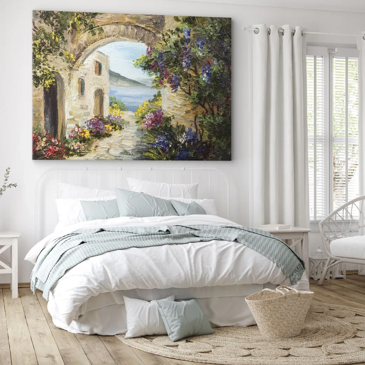 Vászonkép - Tengerparti táj kőépületekkel és virágokkal - 70x50cm - Egy tengerparti vidék varázsa - Modern fali dekoráció nappalihoz és hálószobához ARTTOR